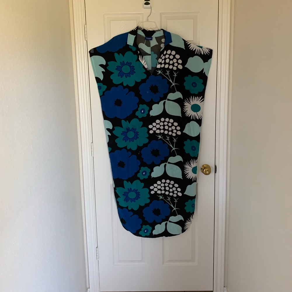 Super cute and comfy caftan. Can be belted or worn loose. So many possibilities!